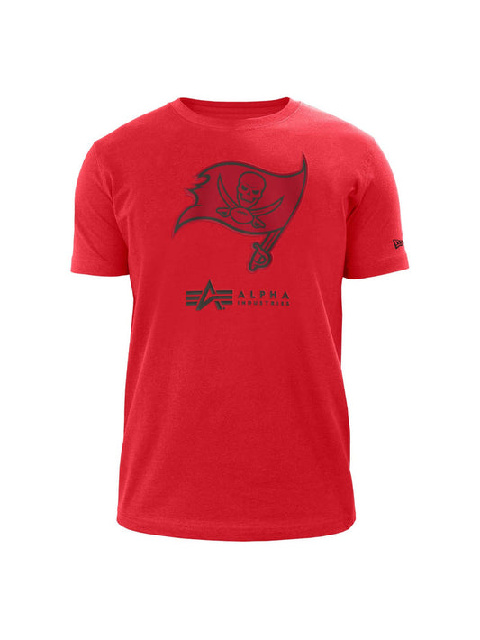 This Tampa Bay Buccaneers X Alpha X New Era T-Shirt by Alpha Industries showcases a striking design with a pirate flag motif, featuring Alpha Industries text and a twill applique that enhances its texture and style.